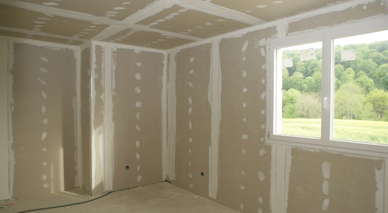 piece en cours de chantier de renovation avec plafond et cloisons murales en plaques de platre