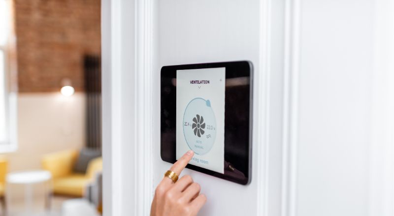 tablette murale affichant des donnees interactives pour controler les performances de sa vmc