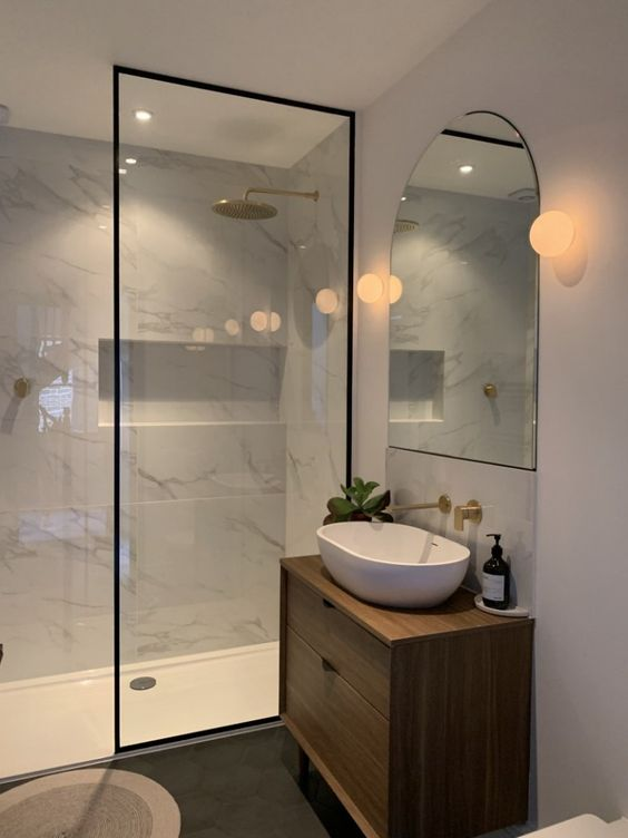 matériaux brillants dans une salle de bain sans fenêtre