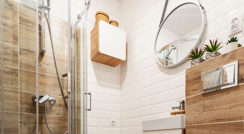 mini salle de bain de 2m2 avec un rangement en hauteur fixe au mur pour exploiter la verticalite