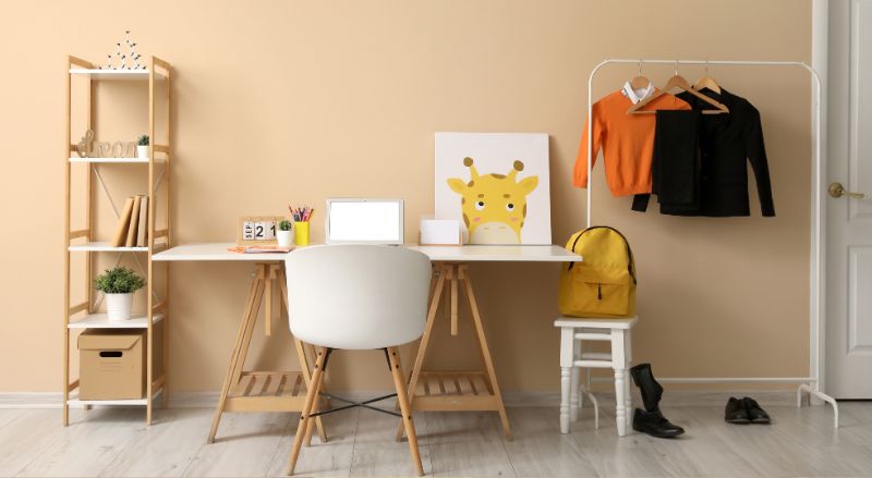 espace de travail dans une chambre d enfant avec bureau et meuble bibliotheque 