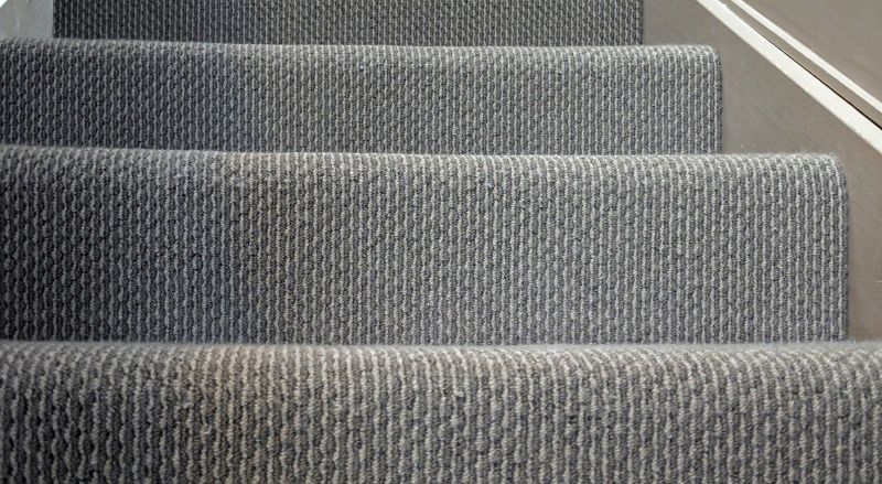moquette grise sur un escalier