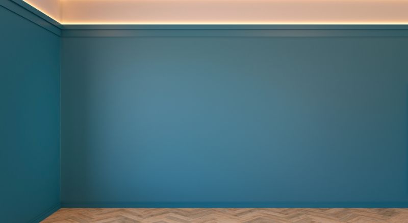 moulures au plafond equipee de bandeaux led dans un interieur bleu indigo