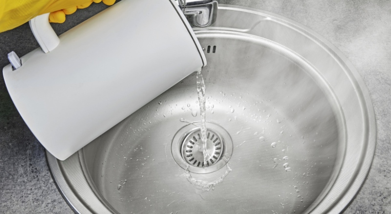 eau chaude dans un évier en inox