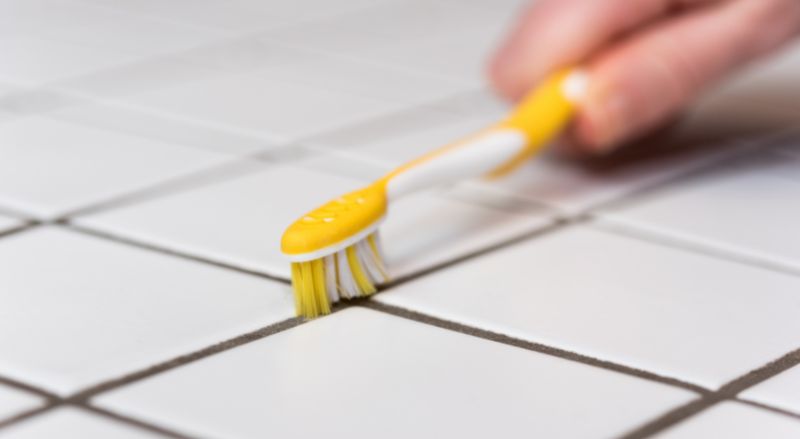 nettoyer des joints de carrelage à la brosse à dents
