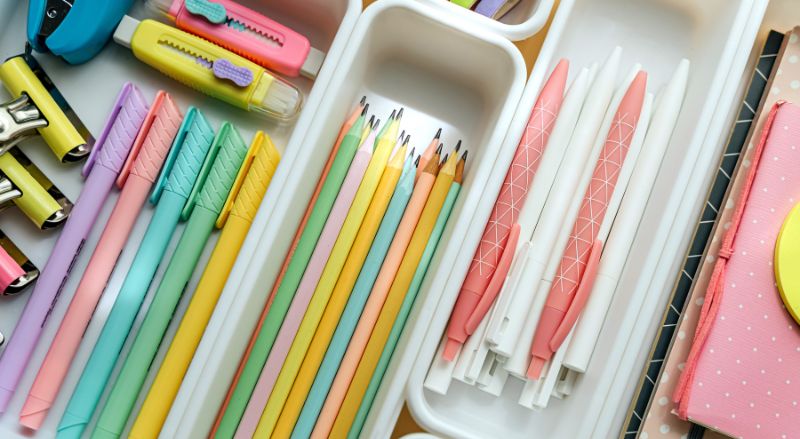 organisateur de tiroir avec multiples compartiments pour ranger tous les crayons de votre enfant
