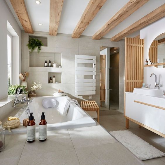 plafond blanc dans une salle de bain