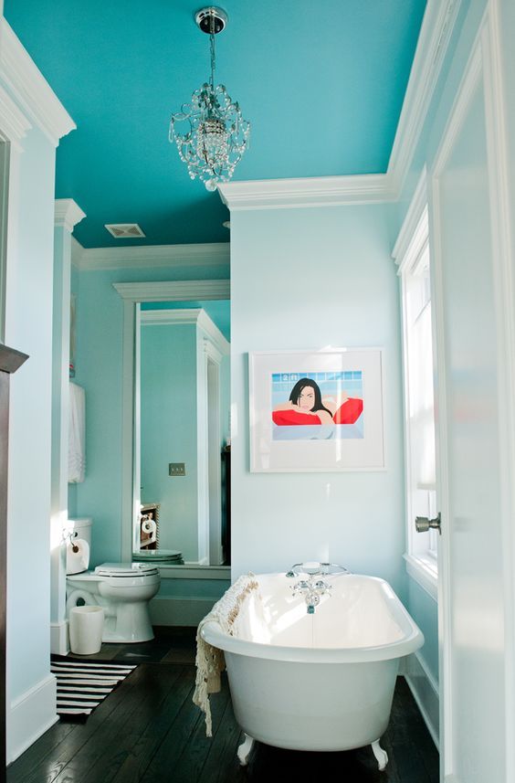plafond bleu dans une salle de bain