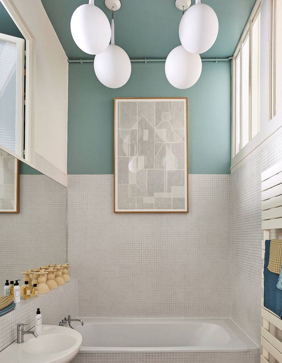 plafond pastel dans une salle de bain