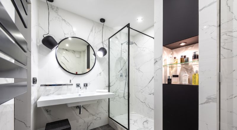 plafond satiné dans une salle de bain