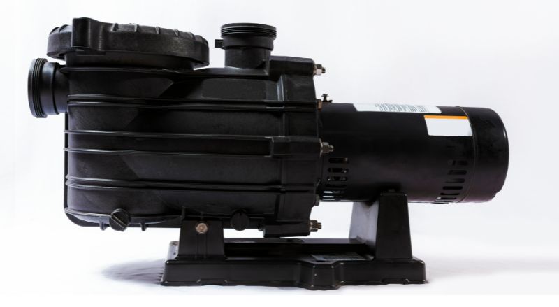 pompe de filtration pour piscine sur fond blanc
