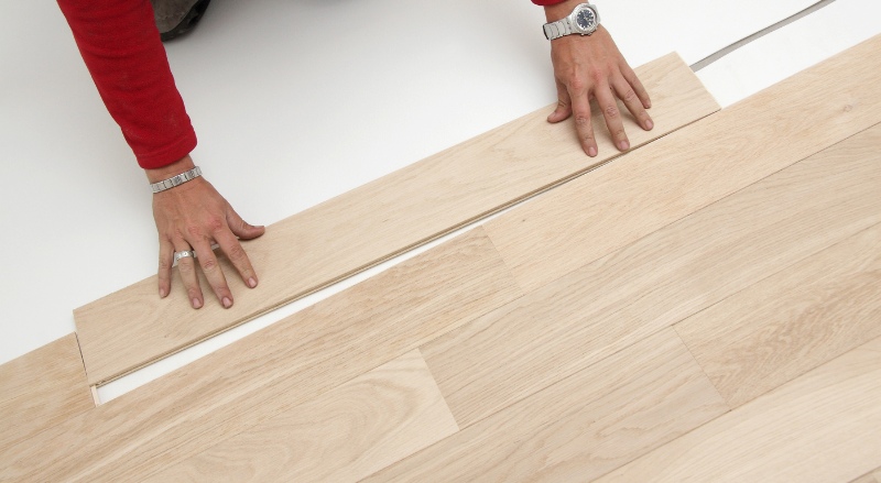 pose d'un parquet avec chanfrein