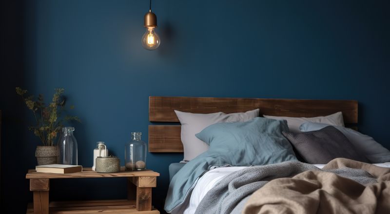 chambre moderne avec un mur peint en bleu nuit tete de lit et lit en bois brun applique amouple cuivre table de chevet en palettes