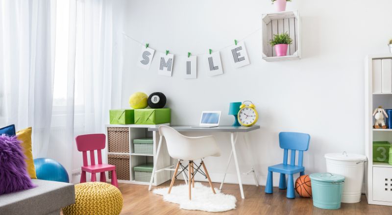 interieur de chambre enfant avec bureau meuble de rangement et boites en carton