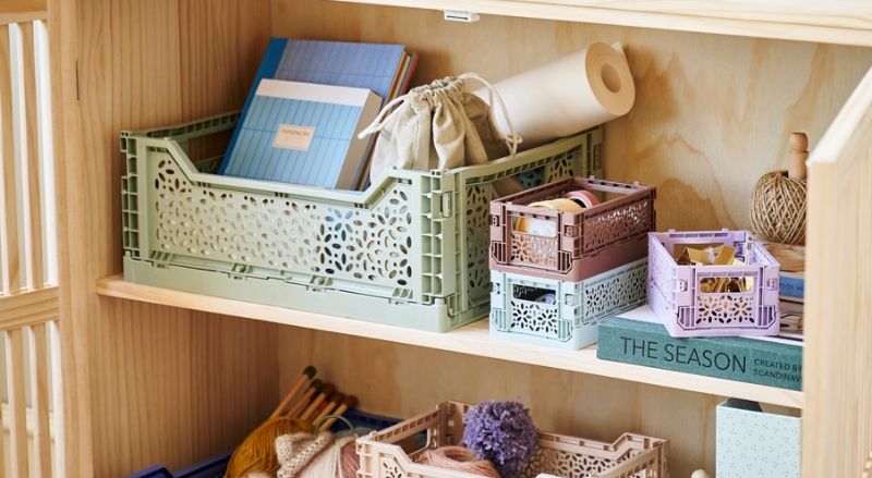 boite de rangement en plastique aux tons pastels pour ranger les cahiers livres d ecole et autres fournitures scolaires