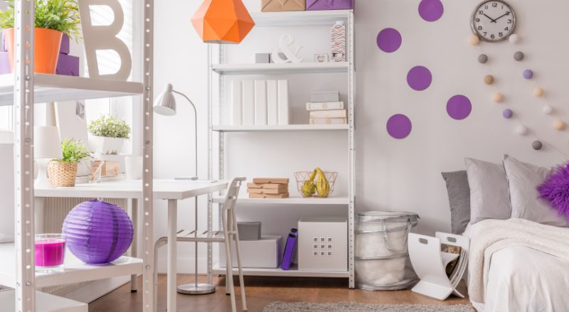 chambre pour enfant avec bureau et meuble bibliotheque contenant plusieurs porte revues pour organiser manuels scolaires et cahiers