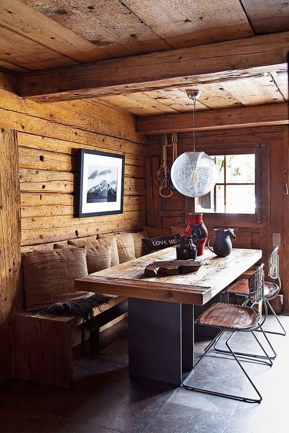 table en bois dans un chalet