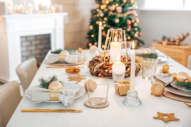 Table de Noël dorée et blanche