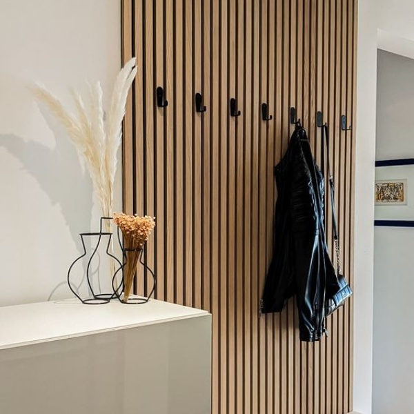 tasseaux de bois dans une entrée