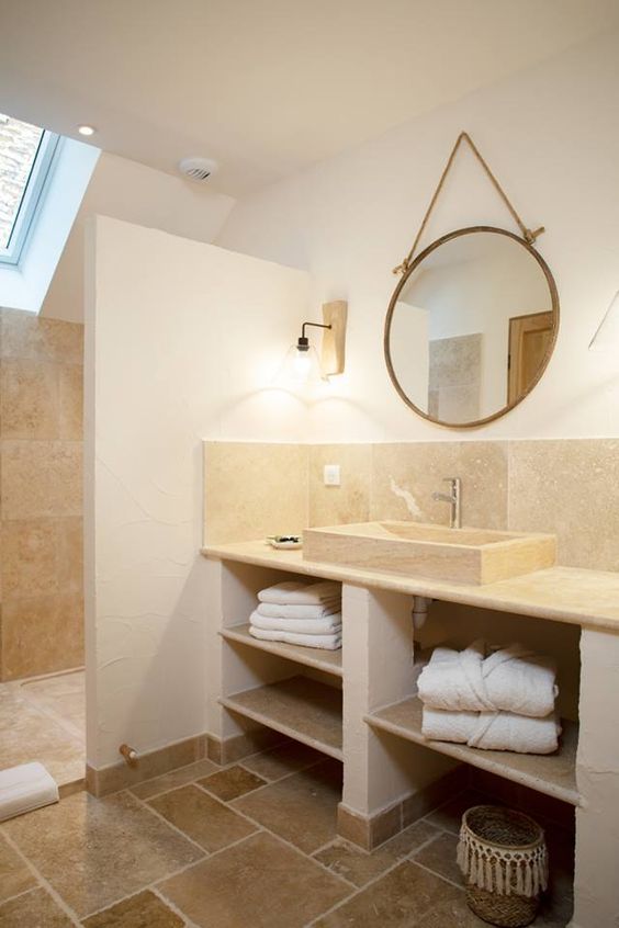 travertin sur la crédence d'une salle de bain
