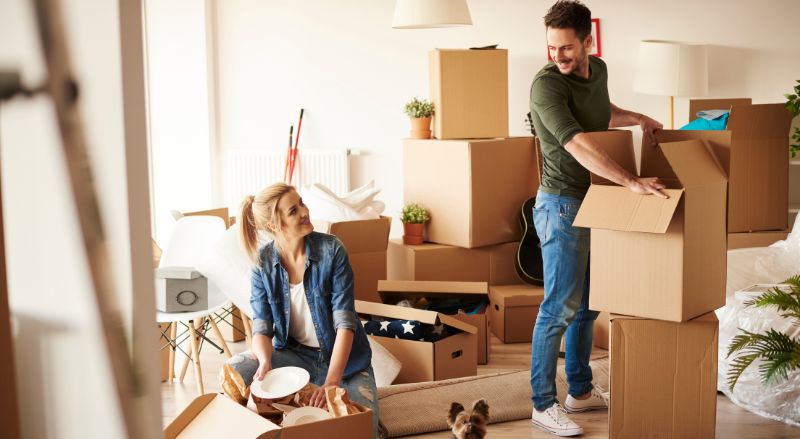 couple qui trie ses affaires pour un déménagement
