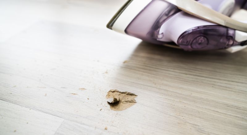 trou sur un parquet cause par la chute d un fer a repasser