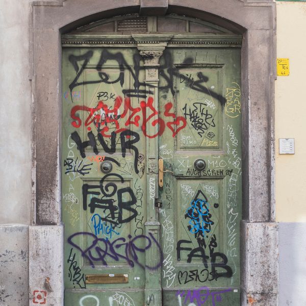 graffitis sur une porte d'entrée