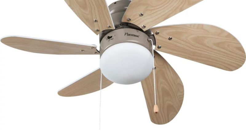 ventilateur de plafond a l allure retro avec ampoule integree et petites pales en bois