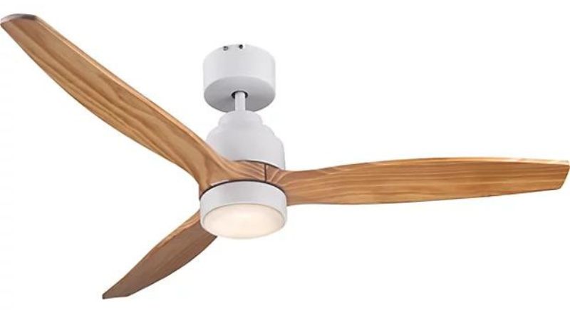 ventilateur de plafond blanc avec pales en bois