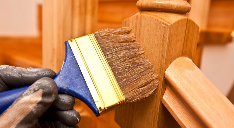 vitrification d'une rampe d'escalier avec un pinceau