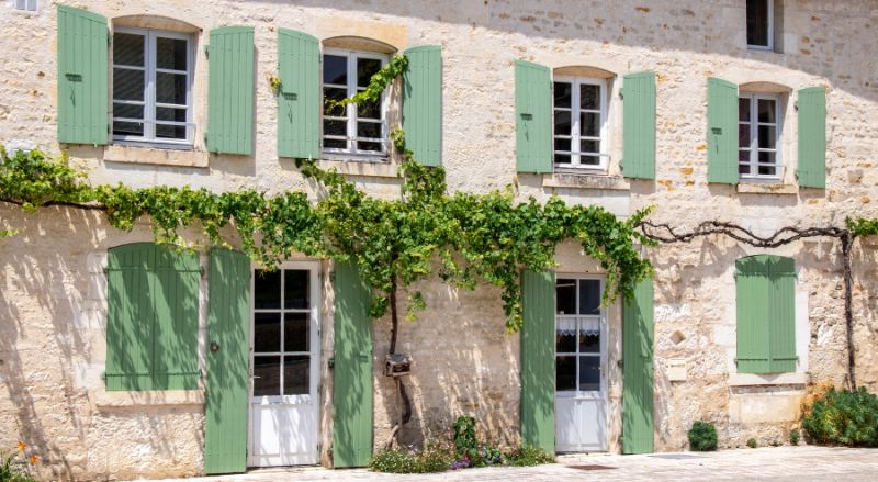 maison avec des volets couleur olive